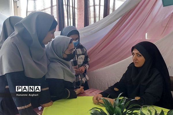 بزرگداشت هفته نیروی انتظامی در دبیرستان حضرت خدیجه
