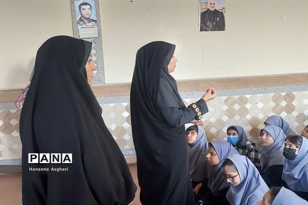 بزرگداشت هفته نیروی انتظامی در دبیرستان حضرت خدیجه