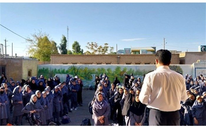 آشنایی دانش‌آموزان دبیرستان حضرت معصومه(س) با مقررات راهنمایی و رانندگی