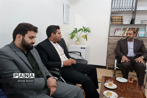 بازدید یک روزه رئیس اداره فرهنگی هنری و کارشناسان اداره کل آموزش و استان یزد از شهرستان مهریز