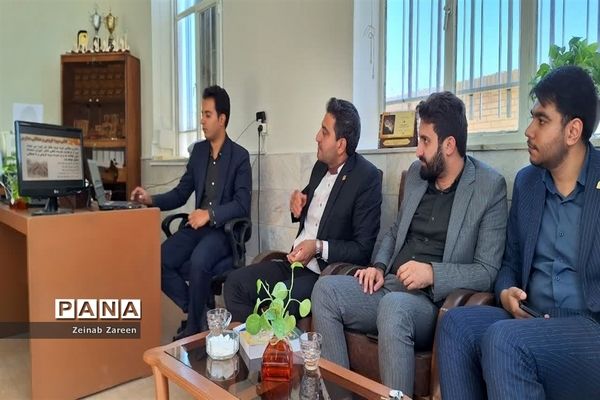 بازدید یک روزه رئیس اداره فرهنگی هنری و کارشناسان اداره کل آموزش و استان یزد از شهرستان مهریز