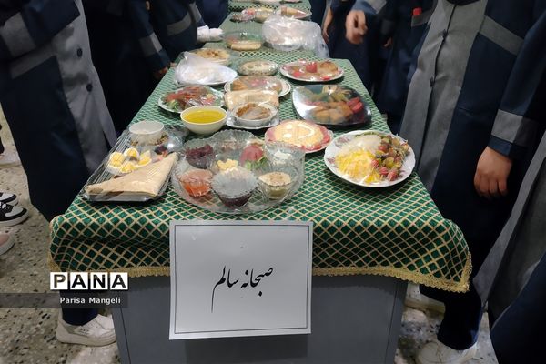 جشنواره صبحانه سالم در دبیرستان متوسطه اول توحید شهرستان خاتم