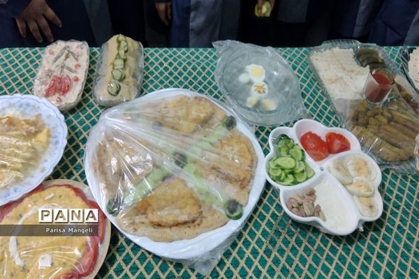 جشنواره صبحانه سالم در دبیرستان متوسطه اول توحید شهرستان خاتم