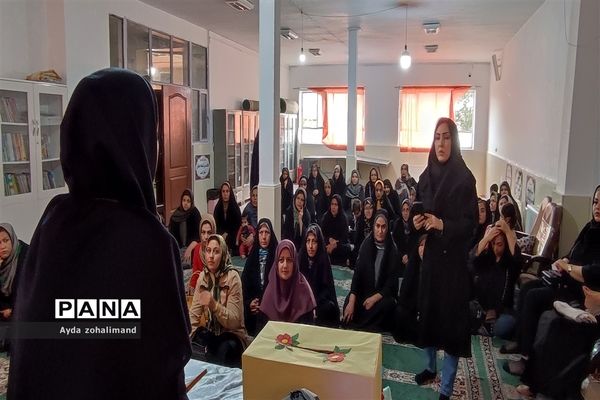 جلسه انجمن اولیا و مربیان در مدرسه هاجر شهرستان رباط کریم