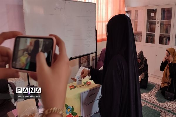 جلسه انجمن اولیا و مربیان در مدرسه هاجر شهرستان رباط کریم