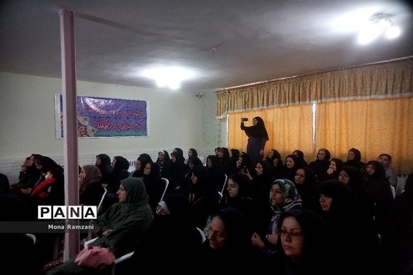 اولین جلسه انجمن اولیا در دبیرستان الزهرا با حضور کارشناس متوسطه دوم