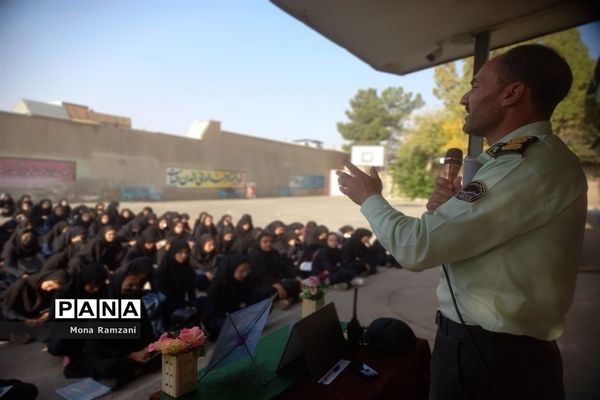 حضور جانشین فرماندهی انتظامی شهرستان کاشمر در دبیرستان الزهرا