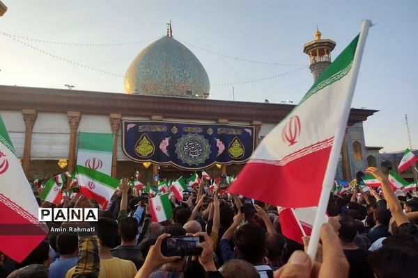 استقبال مردم شیراز از رئیس جمهوری در حرم مطهر شاهچراغ (ع)