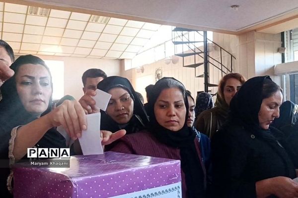 انتخابات انجمن اولیا و مربیان آموزشگاه معارف ۶ در تالار معلم شیراز