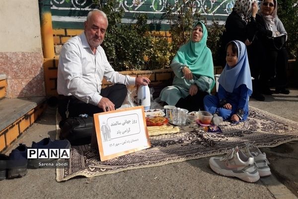 بزرگداشت روز سالمند با حضور پدربزرگ‌ها و مادربزرگ‌ها در دبستان شهدای راه آهن مشهد