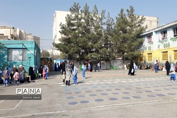 بزرگداشت روز سالمند با حضور پدربزرگ‌ها و مادربزرگ‌ها در دبستان شهدای راه آهن مشهد