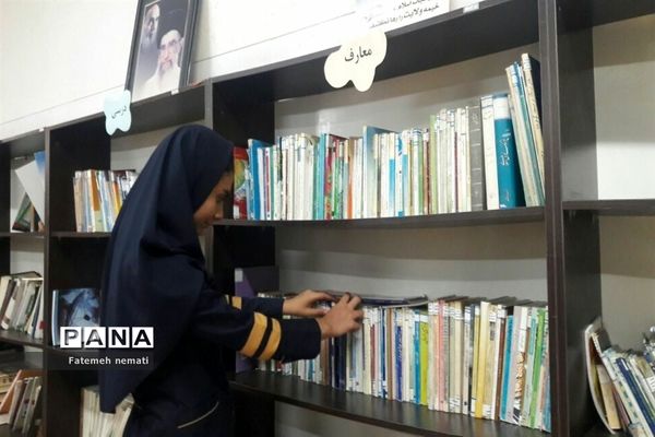 اولین نشست کتاب‌خوانی و توزیع بسته‌های فرهنگی در مدرسه شایستگان ملارد