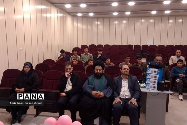 مراسم تقدیر از یاوران دانش‌آموز و فرهنگی نماز جمعه در رودهن