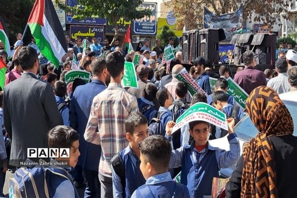 حضور دانش‌آموزان مدرسه شهدای محراب در تجمع حمایت از کودکان غزه در شهرستان قرچک