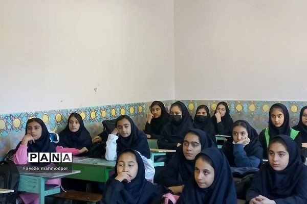 کارگاه‌های اصول سلامت روان در دبیرستان آزاده رودهن