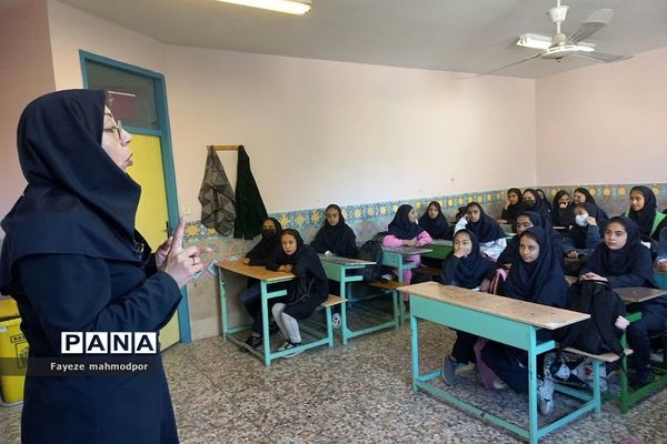 کارگاه‌های اصول سلامت روان در دبیرستان آزاده رودهن