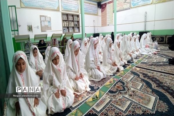 اقامه نماز جماعت توسط دانش‌آموزان در شهرستان جاجرم