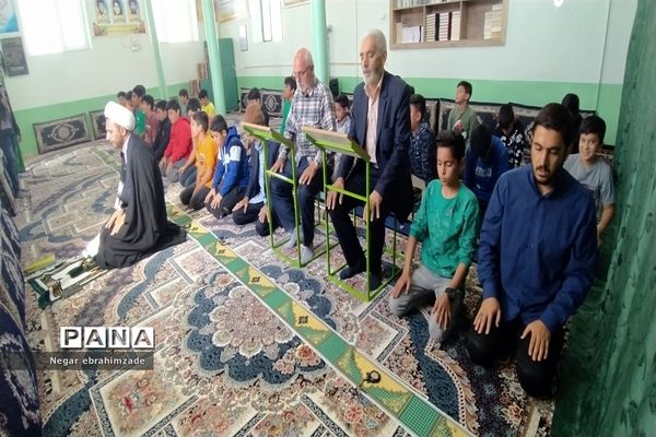 اقامه نماز جماعت توسط دانش‌آموزان در شهرستان جاجرم