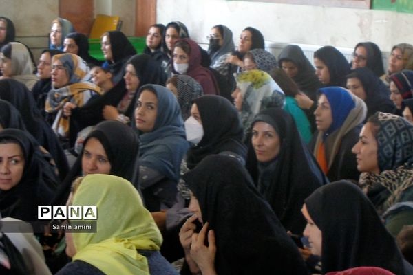 انتخابات انجمن اولیا و مربیان در مدرسه حضرت زینب و حضرت خدیجه(س) رودهن
