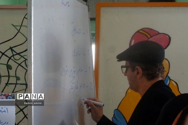 انتخابات انجمن اولیا و مربیان در مدرسه حضرت زینب و حضرت خدیجه(س) رودهن