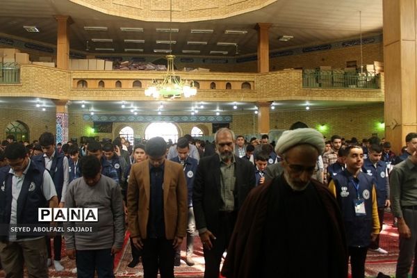 اقامه نماز ظهر و عصر در دومین روز از اردوی ملی خبرنگاری پانا