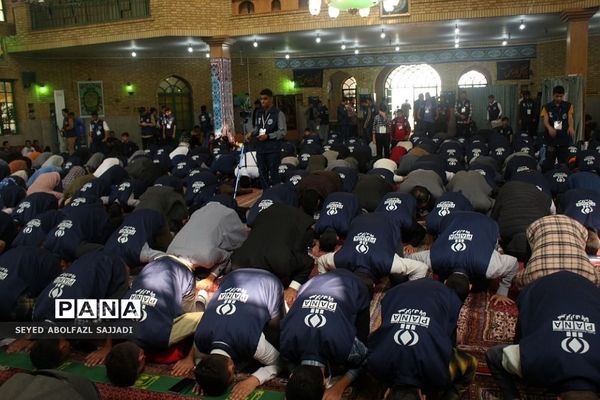 اقامه نماز ظهر و عصر در دومین روز از اردوی ملی خبرنگاری پانا