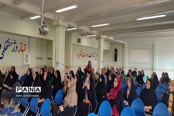 جلسه انتخابات انجمن اولیا در مدرسه شاهد کوثر شهرستان رباط‌کریم