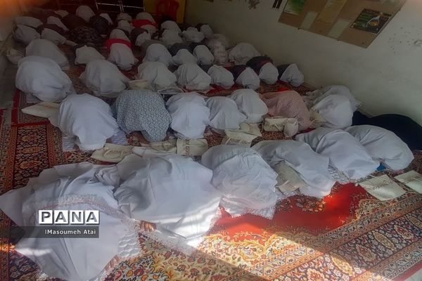 برگزاری نماز جماعت در دبستان حضرت زینب(ع) شهرستان خاتم