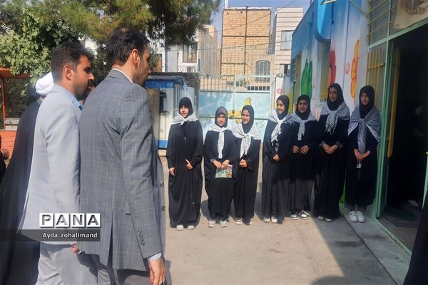 اقامه نماز جماعت در دبیرستان دخترانه طاها با حضور امام جمعه قرچک
