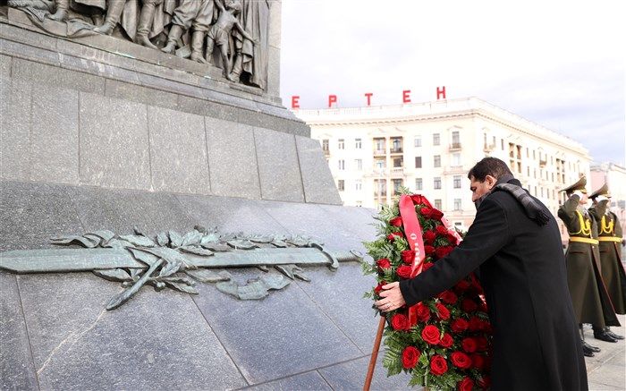 نثار تاج گل به یادواره پیروزی در شهر مینسک توسط مخبر