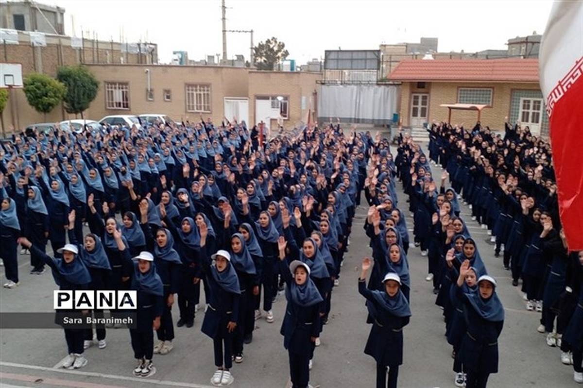 اجرای سرود یکصدا ایران در مدرسه فاطمه پزشکی شهریار /فیلم