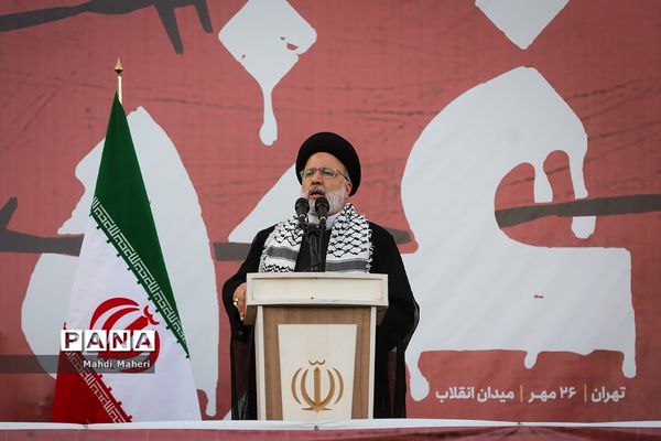 تجمع مردم تهران در میدان انقلاب
