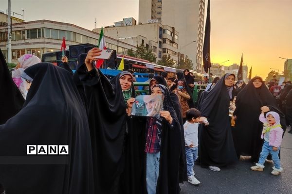 تجمع مردم تهران علیه جنایات رژیم صهیونسیتی در میدان انقلاب