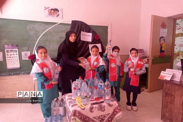 نذر آب دانش‌آموزان آباده برای کودکان غزه