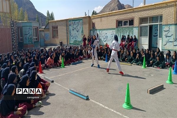 برگزاری مسابقه ورزشی به‌مناسبت هفته تربیت‌بدنی  در دبیرستان حضرت فاطمه زهرا ( س) شهرستان‌فیروزکوه