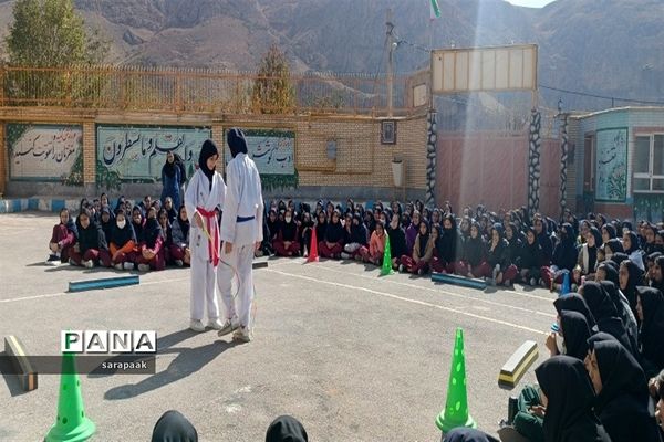 برگزاری مسابقه ورزشی به‌مناسبت هفته تربیت‌بدنی  در دبیرستان حضرت فاطمه زهرا ( س) شهرستان‌فیروزکوه