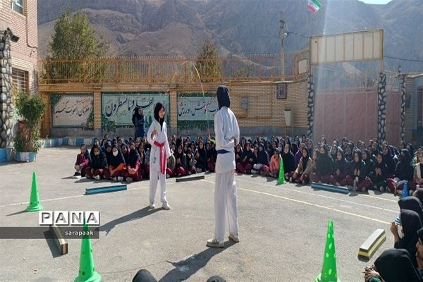 برگزاری مسابقه ورزشی به‌مناسبت هفته تربیت‌بدنی  در دبیرستان حضرت فاطمه زهرا ( س) شهرستان‌فیروزکوه