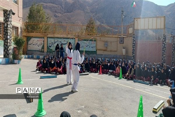 برگزاری مسابقه ورزشی به‌مناسبت هفته تربیت‌بدنی  در دبیرستان حضرت فاطمه زهرا ( س) شهرستان‌فیروزکوه