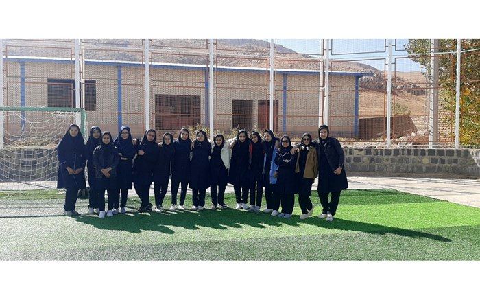 حضور دانش آموزان دختر منطقه بزینه رود در اردوگاه شهید بهشتی زرند