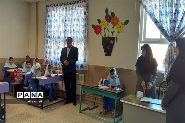 بازدید مدیر آموزش و پرورش شهرستان کلات از کلاس‌های درس آموزشگاه دخترانه ابتدایی شهید علوی شهر زاوین