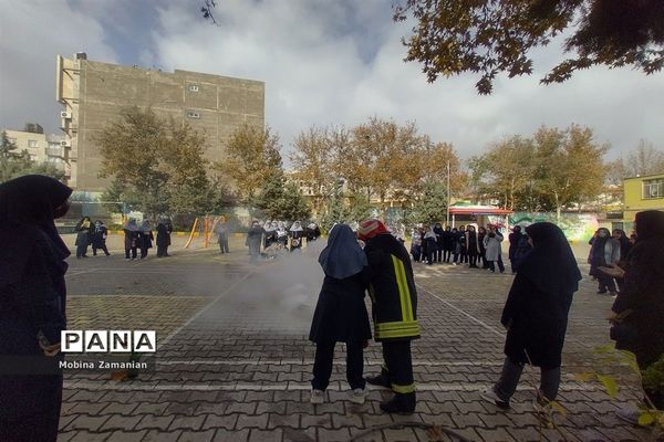 بزرگداشت هفته‌ پدافند غیرعامل در دبیرستان شاهد شهید حمامی