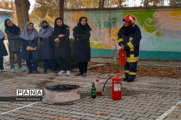 بزرگداشت هفته‌ پدافند غیرعامل در دبیرستان شاهد شهید حمامی