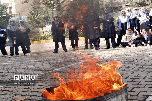 بزرگداشت هفته‌ پدافند غیرعامل در دبیرستان شاهد شهید حمامی