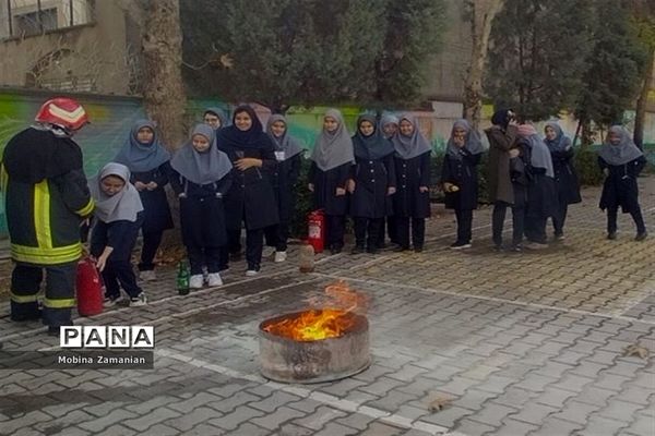 بزرگداشت هفته‌ پدافند غیرعامل در دبیرستان شاهد شهید حمامی