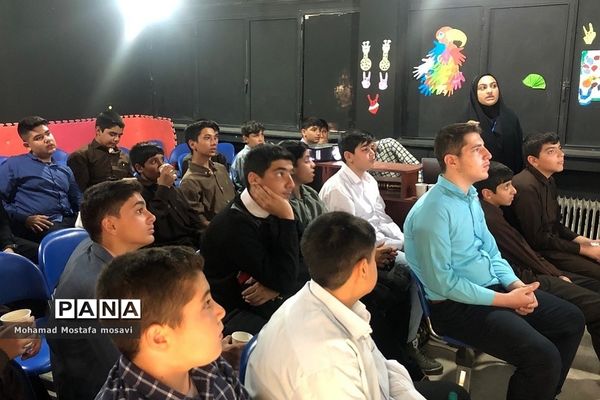 اولین جلسه آموزشی طرح هر مدرسه یک خبرنگار در ناحیه 2 شهرری