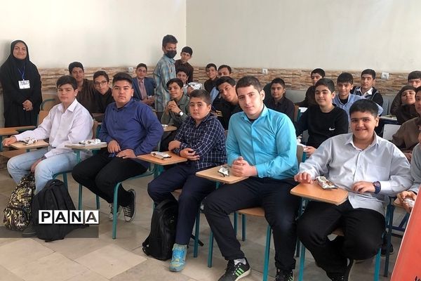 اولین جلسه آموزشی طرح هر مدرسه یک خبرنگار در ناحیه 2 شهرری