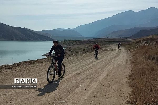 برگزاری مسابقه دوچرخه‌سواری کوهستان به‌مناسبت هفته تربیت‌بدنی در شهرستان فیروزکوه