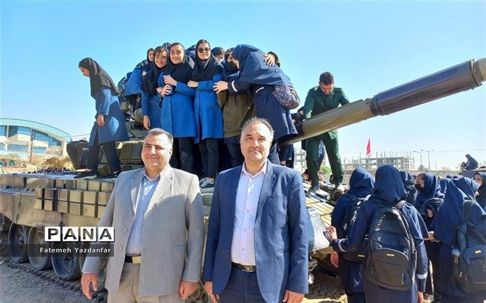 بازدید دانش‌آموزان دبیرستان شهید هاشمی‌نژاد از یادواره شهدای نیشابور