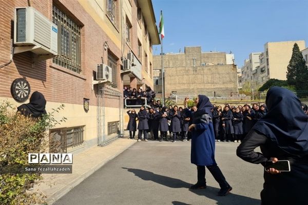 افتتاحیه مسابقات ورزشی در دبیرستان فرهنگ ۱۳