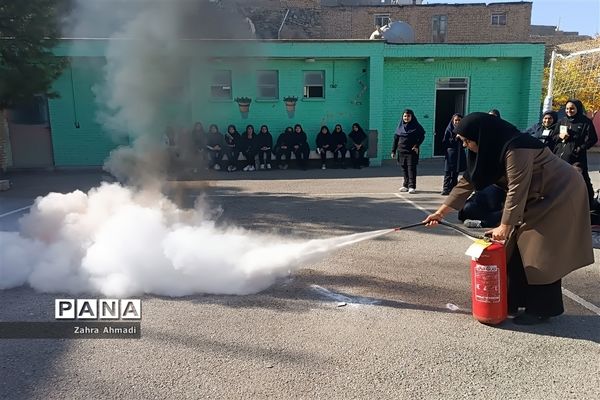 مانور اطفا حریق در آموزشگاه حضرت معصومه(س)